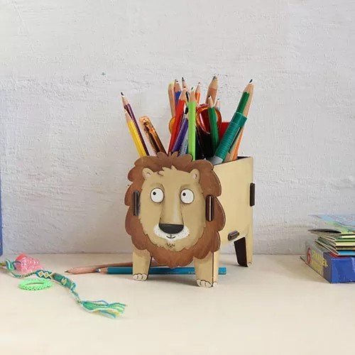 Vierbeiner Stiftebox Löwe auf dem Schreibtisch