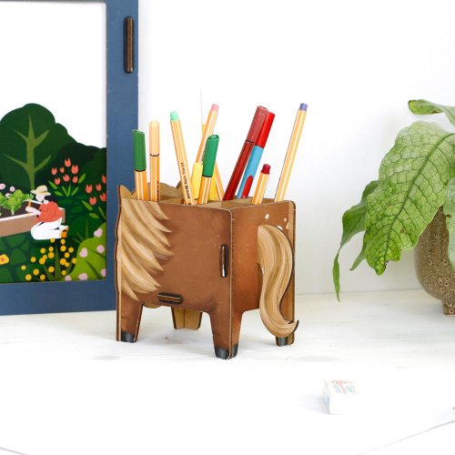Pony Stiftebox auf dem Schreibtisch