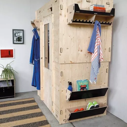 Schuhregal befestigt an der Sauna