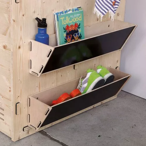 Schuhregal an der Indoor Sauna befestigt