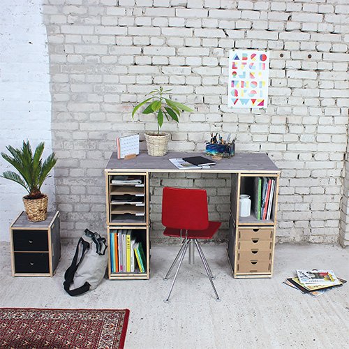 Weißer Schreibtisch aus Holzkisten mit WERKHAUS Stecksystem von WERKHAUS