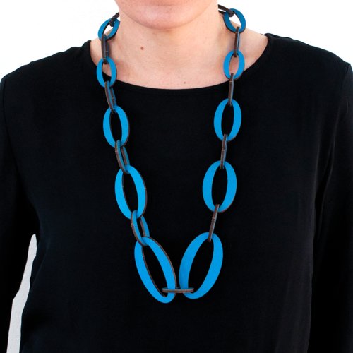 blaue Kette aus Holz