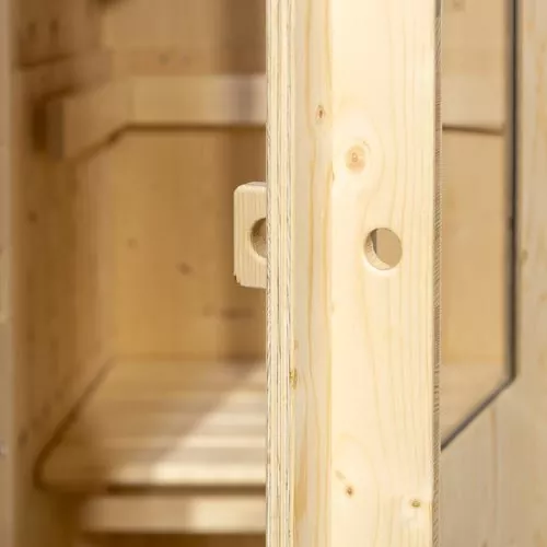 Indoor-Sauna mit Holztür