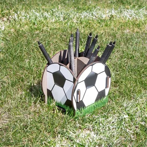 Fußball Stiftebox auf Rasen