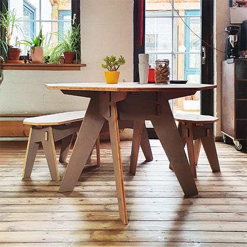 Holztisch für die kleine Sitzgruppe auf der Terrasse | WERKHAUS Holztisch für die kleine Sitzgruppe auf der Terrasse | WERKHAUS