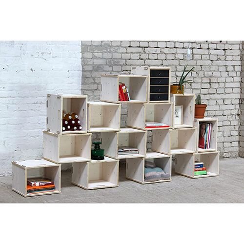 Weißes Regal aus Holzkisten mit Stufen | Regalsystem WERKBOX Weißes Regal aus Holzkisten mit Stufen | Regalsystem WERKBOX