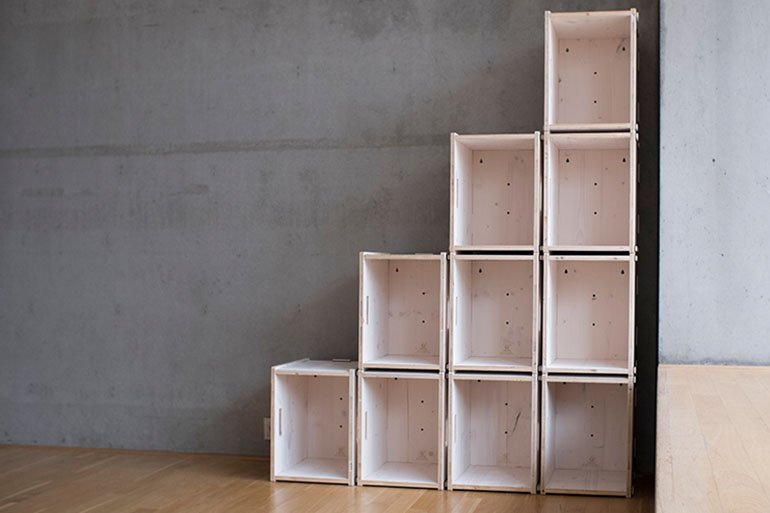 Weiße Regal mit Stufen aus Holz - frei planbar.