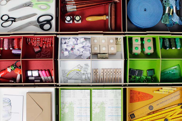 Aufräumen und Sortieren nach Farben in einer Aufbewahrungsbox | WERKHAUS