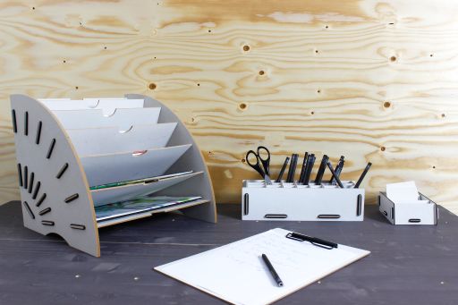 Weiße Büro-Organizer in Verbindung mit Holz