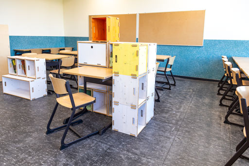 Ein WERKBOX-Regal trennt den Einzelarbeitsplatz vom Gruppenbereich.