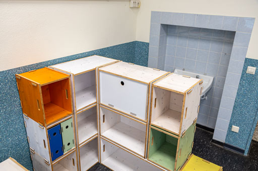 WERKBOX Regalsystem als Sichtschutz vor Waschbecken