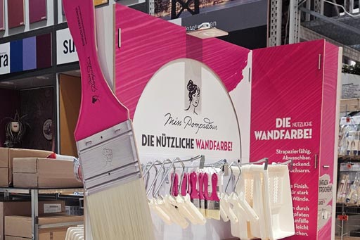 Nachhaltiges Warendisplay aus Holz f&uuml;r Miss Pompadour im Hornbach Baumarkt