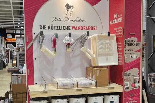 Nachhaltiges Warendisplay aus Holz f&uuml;r Miss Pompadour im Hornbach Baumarkt mit Pinseln und Utrensilien zum Farbauftrag best&uuml;ckt