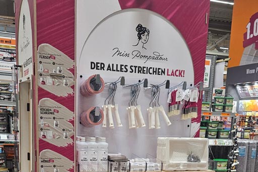 Nachhaltiges Warendisplay aus Holz f&uuml;r Miss Pompadour im Hornbach Baumarkt mit Pinseln und Utrensilien zum Farbauftrag best&uuml;ckt
