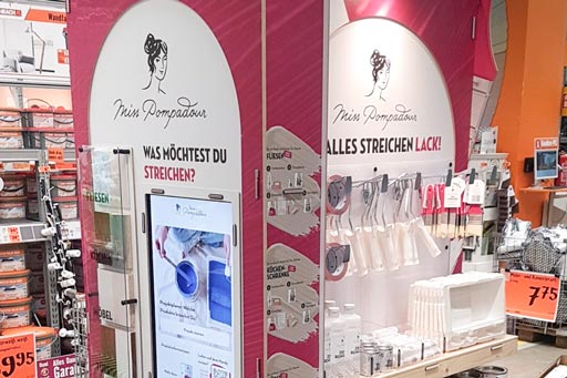 Nachhaltiges Warendisplay aus Holz f&uuml;r Miss Pompadour im Hornbach Baumarkt mit integriertem Touchscreen