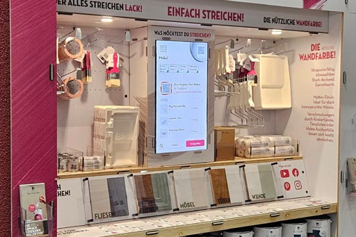 Nachhaltiges Warendisplay aus Holz f&uuml;r Miss Pompadour im Hornbach Baumarkt mit integriertem Touchscreen