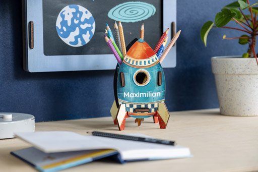 Raketen-Stiftebox mit individuellem Namensdruck auf dem Schreibtisch