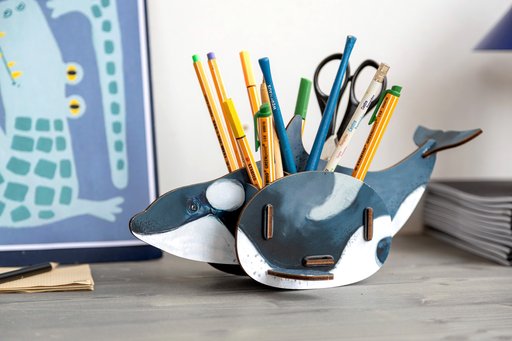 Der freundliche Orca passt auf Deine Stifte auf.