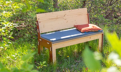 Für den Garten: Die Sommerbank mit passendem Polster.